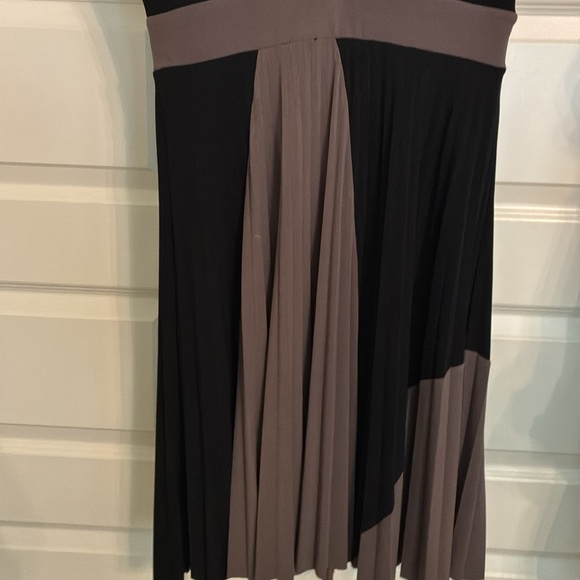 Alfani-size M tan/ black dress bottom of the dress is pleated. Good condition - Picture 4 of 5
